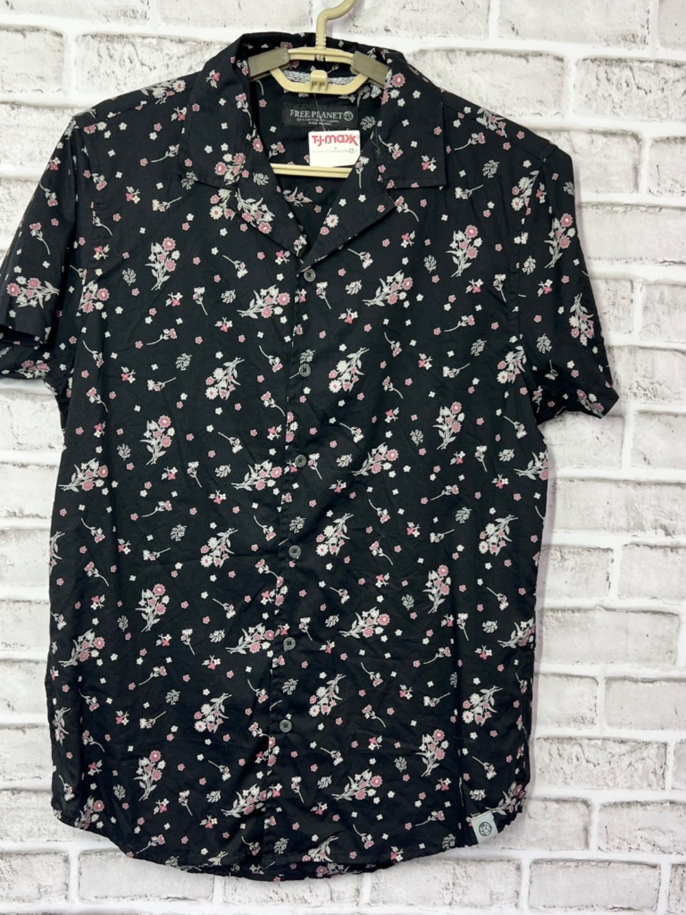 FREE PLANET • NWT Black Floral Short Sleeve Button Down Shirt Size Small - Picture 2 of 6